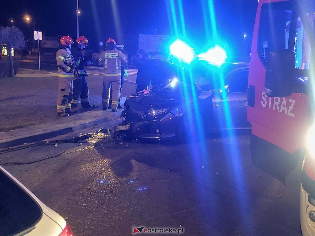 Poważny wypadek na rondzie Kupiszewskiego. Poszkodowana została jedna osoba [13.03.2022] - zdjęcie #8 - eOstroleka.pl