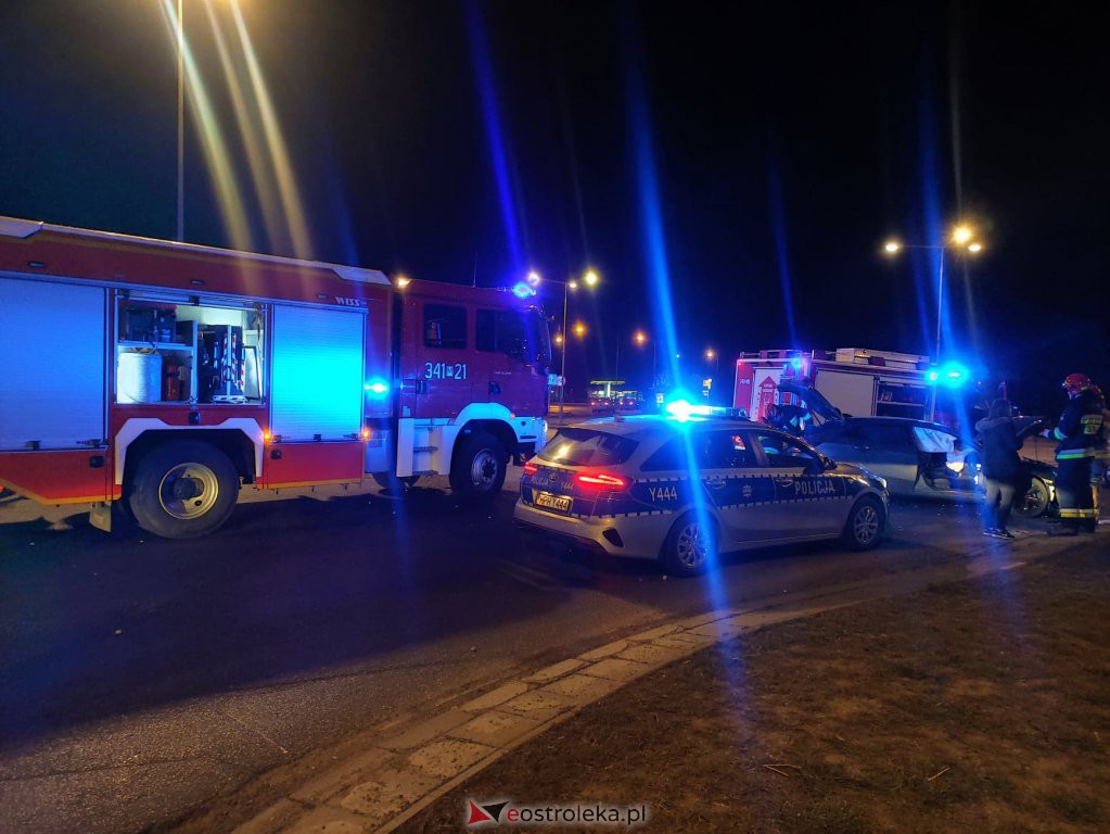 Poważny wypadek na rondzie Kupiszewskiego. Poszkodowana została jedna osoba [13.03.2022] - zdjęcie #10 - eOstroleka.pl