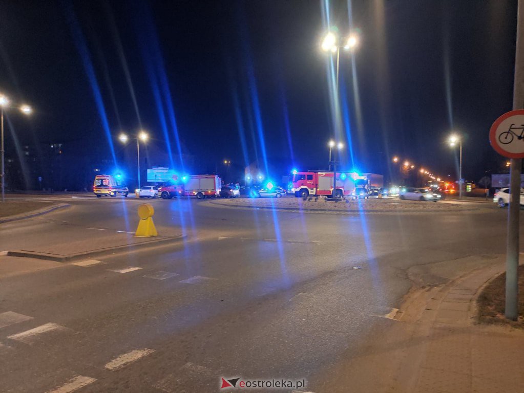 Poważny wypadek na rondzie Kupiszewskiego. Poszkodowana została jedna osoba [13.03.2022] - zdjęcie #3 - eOstroleka.pl