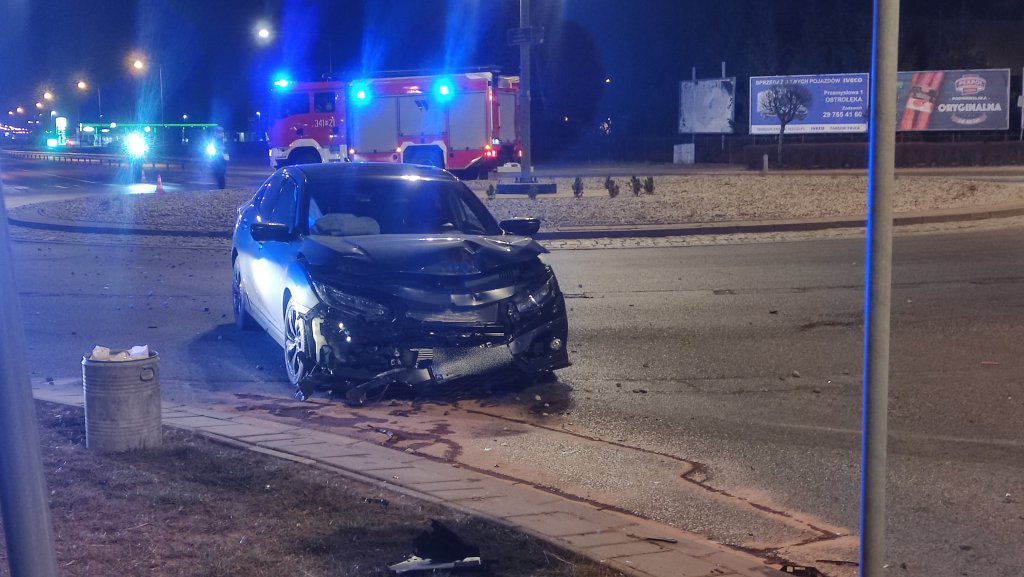 Poważny wypadek na rondzie Kupiszewskiego. Poszkodowana została jedna osoba [13.03.2022] - zdjęcie #2 - eOstroleka.pl
