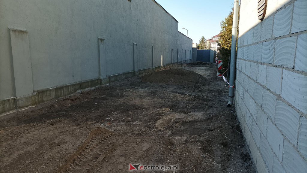 Niewybuch na wjeździe na parking Muzeum Żołnierzy Wyklętych [14.03.2022] - zdjęcie #7 - eOstroleka.pl