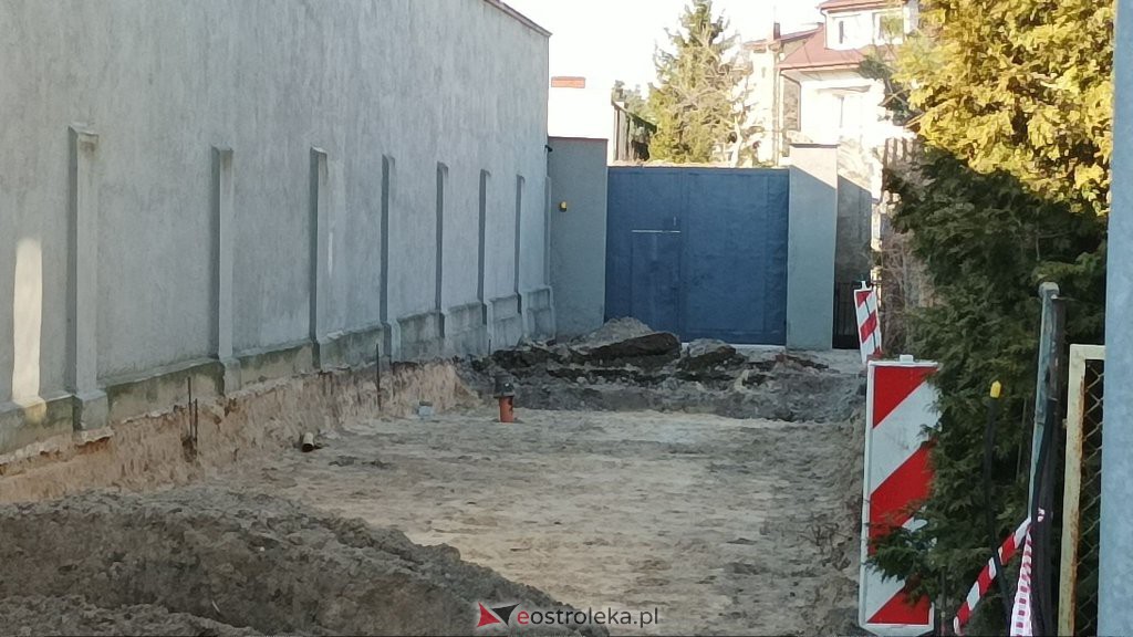 Niewybuch na wjeździe na parking Muzeum Żołnierzy Wyklętych [14.03.2022] - zdjęcie #3 - eOstroleka.pl