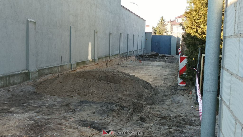 Niewybuch na wjeździe na parking Muzeum Żołnierzy Wyklętych [14.03.2022] - zdjęcie #5 - eOstroleka.pl