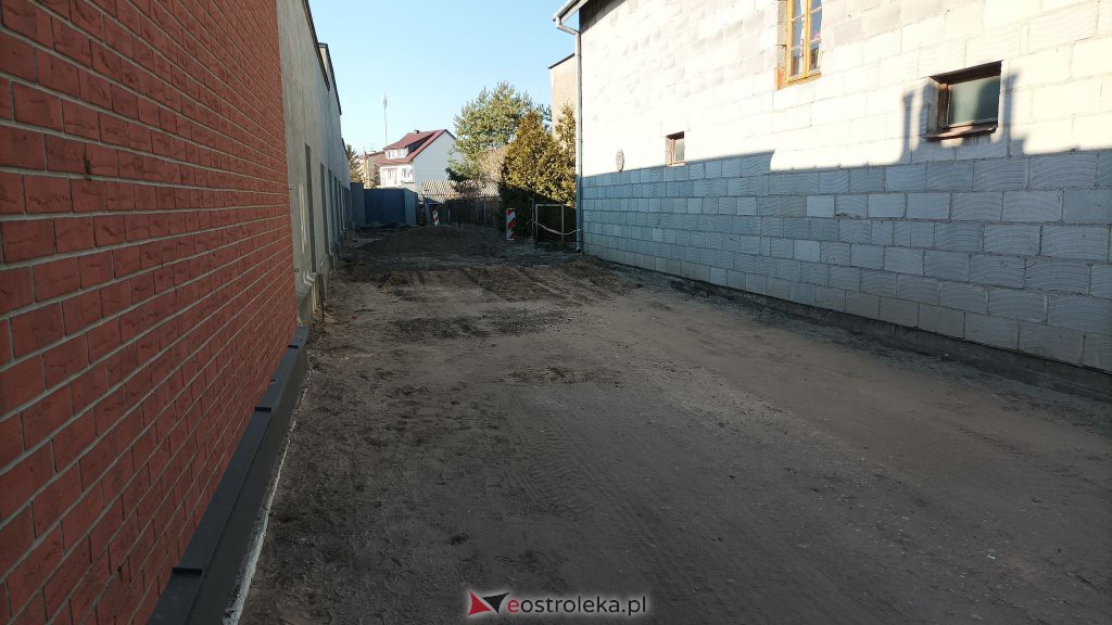 Niewybuch na wjeździe na parking Muzeum Żołnierzy Wyklętych [14.03.2022] - zdjęcie #4 - eOstroleka.pl