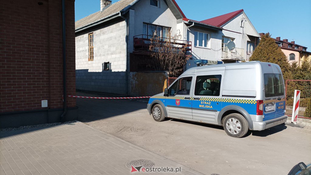 Niewybuch na wjeździe na parking Muzeum Żołnierzy Wyklętych [14.03.2022] - zdjęcie #3 - eOstroleka.pl