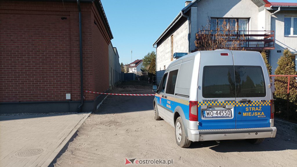 Niewybuch na wjeździe na parking Muzeum Żołnierzy Wyklętych [14.03.2022] - zdjęcie #2 - eOstroleka.pl