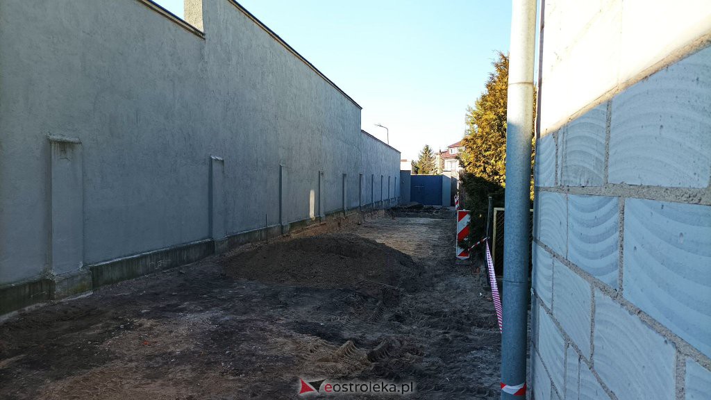 Niewybuch na wjeździe na parking Muzeum Żołnierzy Wyklętych [14.03.2022] - zdjęcie #1 - eOstroleka.pl