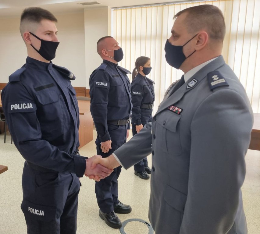 Troje nowych policjantów zasiliło szeregi ostrołęckiej komendy [15.03.2022] - zdjęcie #6 - eOstroleka.pl