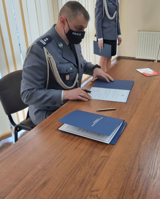 Troje nowych policjantów zasiliło szeregi ostrołęckiej komendy [15.03.2022] - zdjęcie #5 - eOstroleka.pl