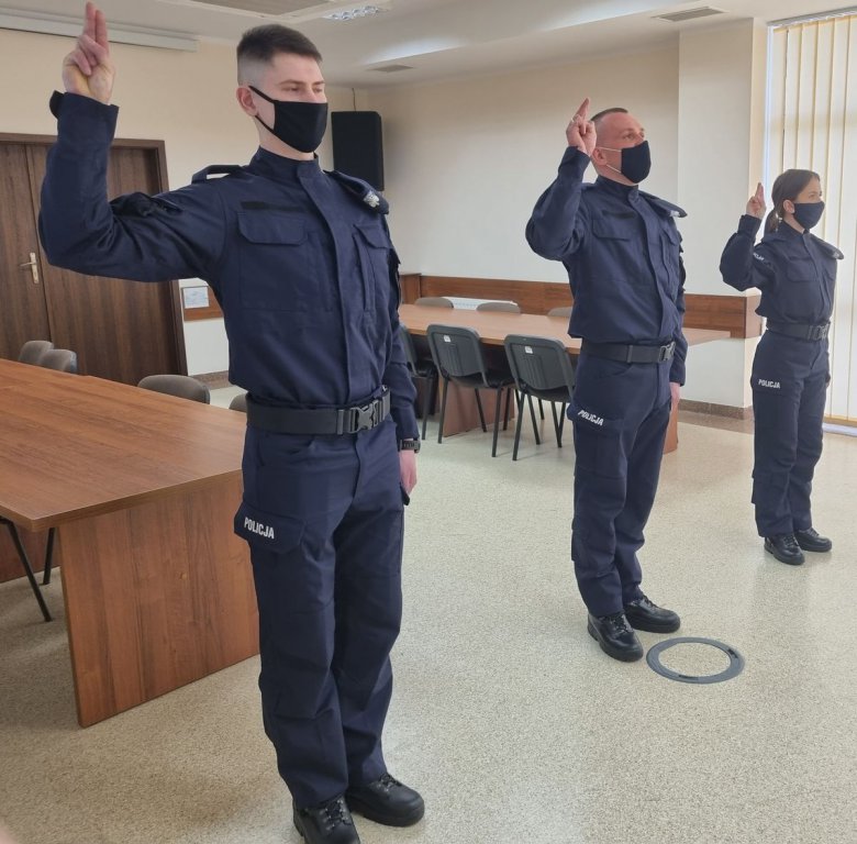 Troje nowych policjantów zasiliło szeregi ostrołęckiej komendy [15.03.2022] - zdjęcie #4 - eOstroleka.pl