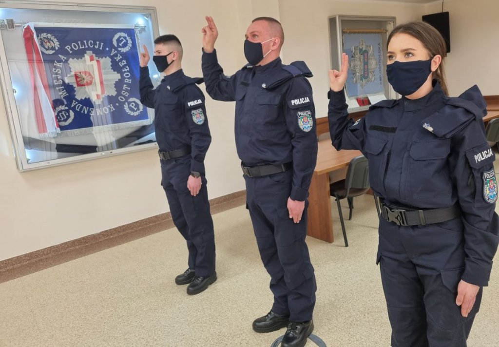 Troje nowych policjantów zasiliło szeregi ostrołęckiej komendy [15.03.2022] - zdjęcie #1 - eOstroleka.pl