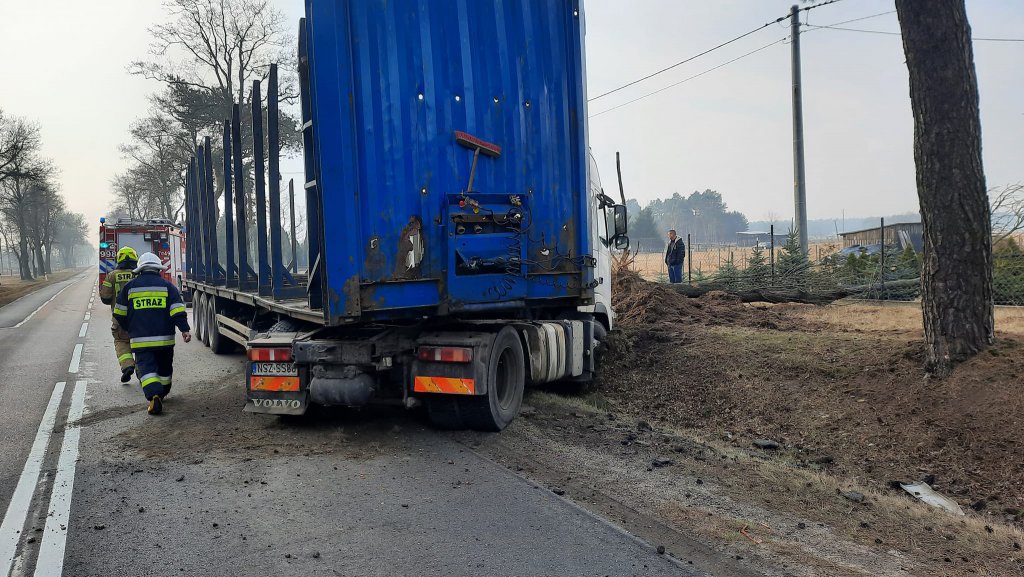 Niebezpieczny manewr kierowcy ciężarówki. Było o włos od tragedii [16.03.2022] - zdjęcie #3 - eOstroleka.pl