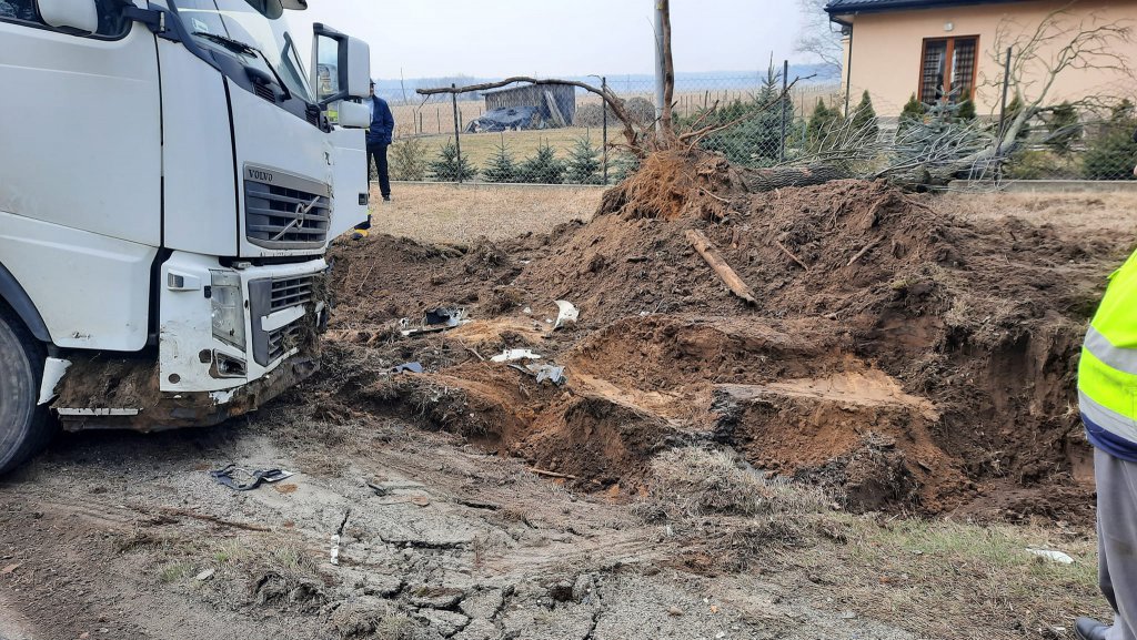 Niebezpieczny manewr kierowcy ciężarówki. Było o włos od tragedii [16.03.2022] - zdjęcie #4 - eOstroleka.pl