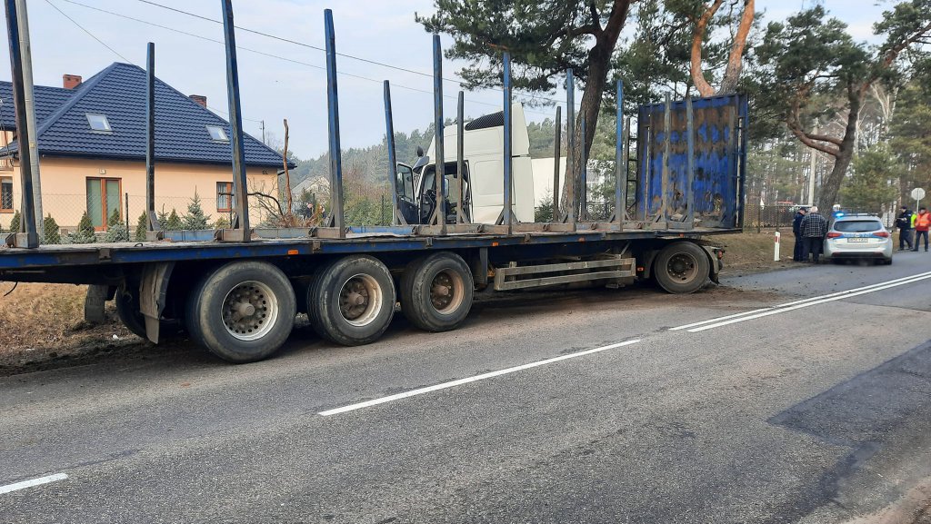 Niebezpieczny manewr kierowcy ciężarówki. Było o włos od tragedii [16.03.2022] - zdjęcie #1 - eOstroleka.pl