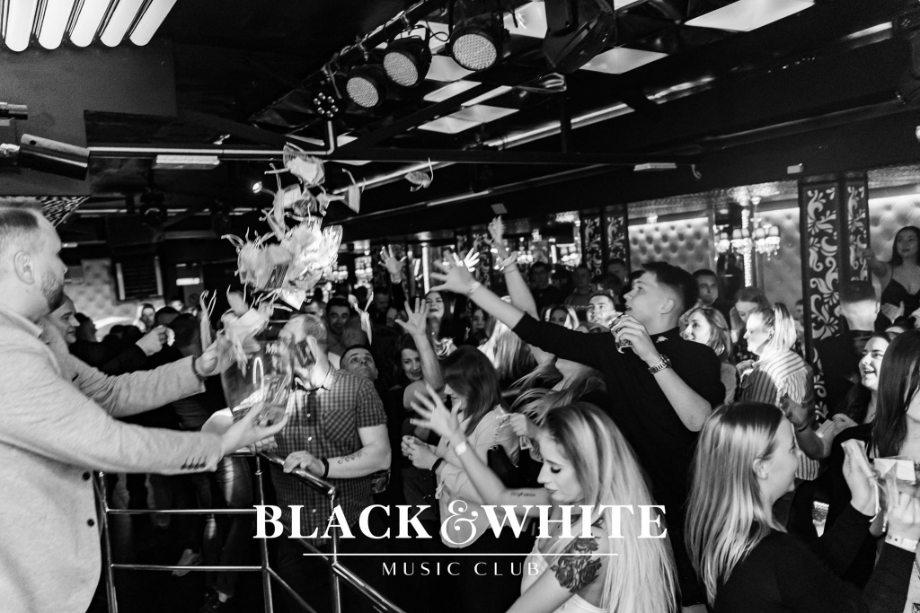 Rzucam worki w tłum. Tematyczne party w Clubie Black&White [12.03.2022] - zdjęcie #34 - eOstroleka.pl