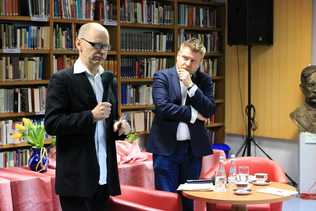 Wiesław Rzońca i Karol Samsel w ostrołęckiej bibliotece. Romantyzm i jego rewizje [18.03.2022] - zdjęcie #4 - eOstroleka.pl