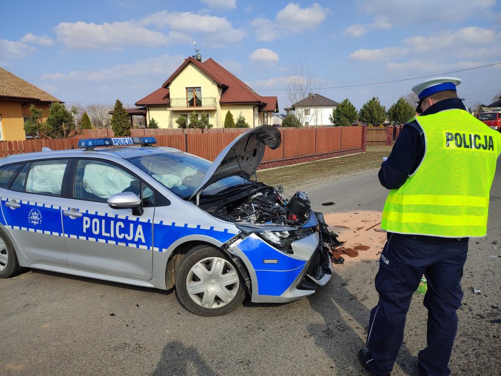 Wypadek w Komorowie. Mając ponad 2 promile alkoholu uderzył w radiowóz - zdjęcie #2 - eOstroleka.pl