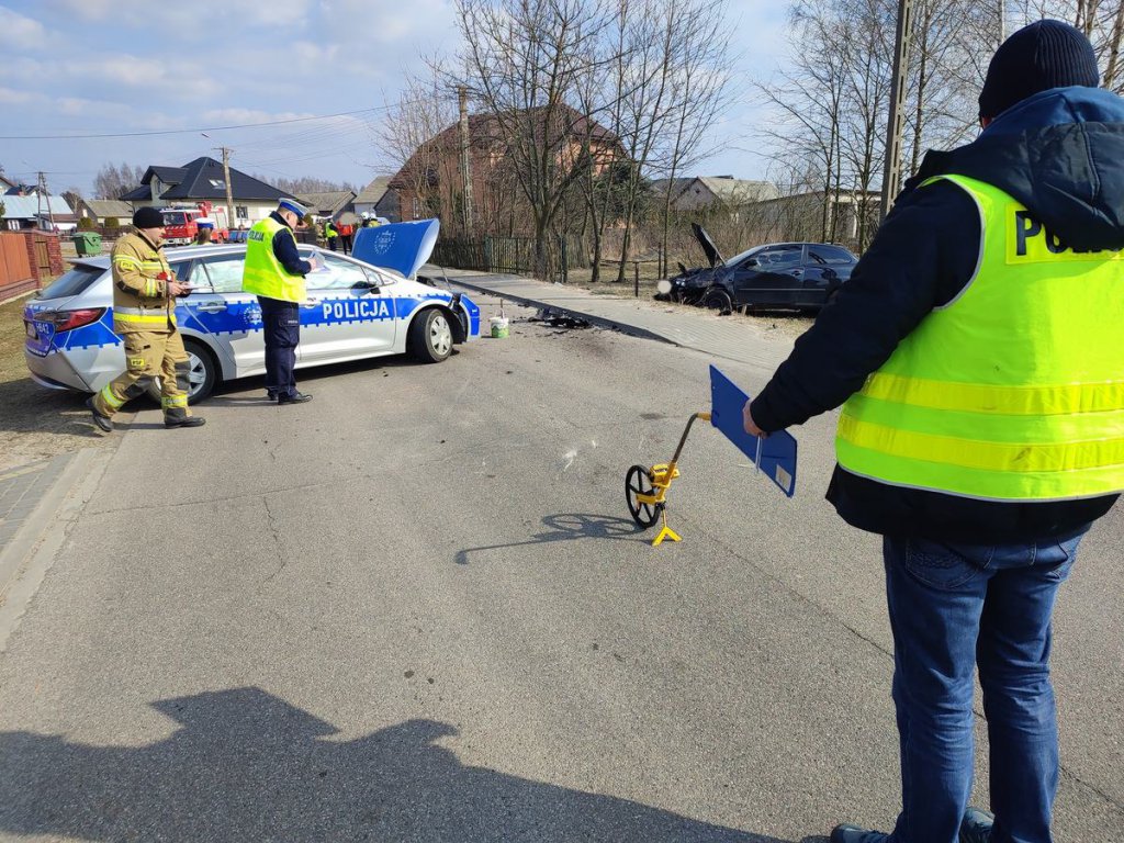 Wypadek w Komorowie. Mając ponad 2 promile alkoholu uderzył w radiowóz - zdjęcie #4 - eOstroleka.pl