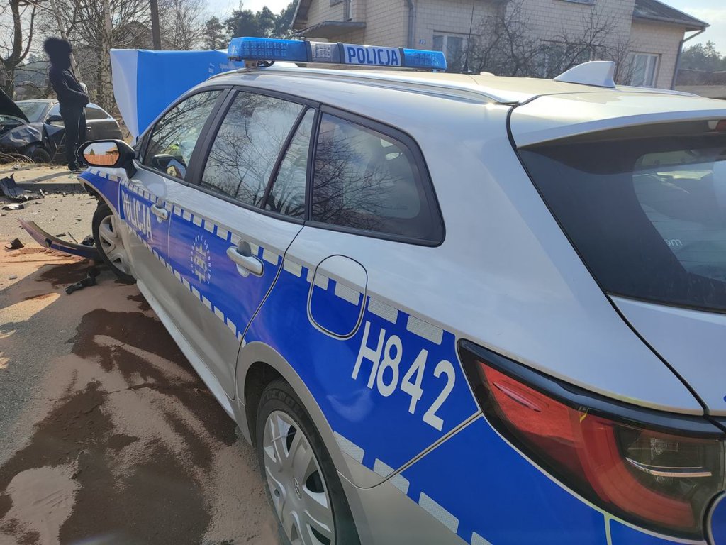 Wypadek w Komorowie. Mając ponad 2 promile alkoholu uderzył w radiowóz - zdjęcie #5 - eOstroleka.pl