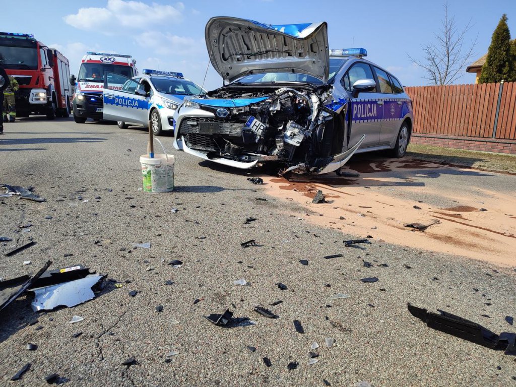 Wypadek w Komorowie. Mając ponad 2 promile alkoholu uderzył w radiowóz - zdjęcie #6 - eOstroleka.pl
