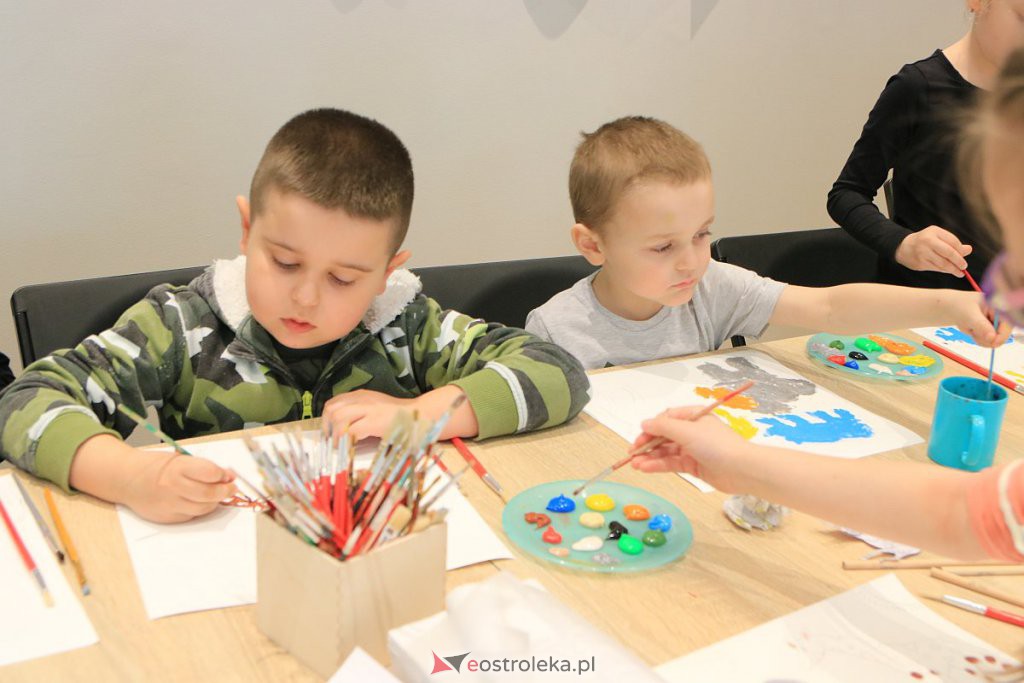 Obrazy w stylu Tingatinga na muzealnych warsztatach [20.03.2022] - zdjęcie #9 - eOstroleka.pl