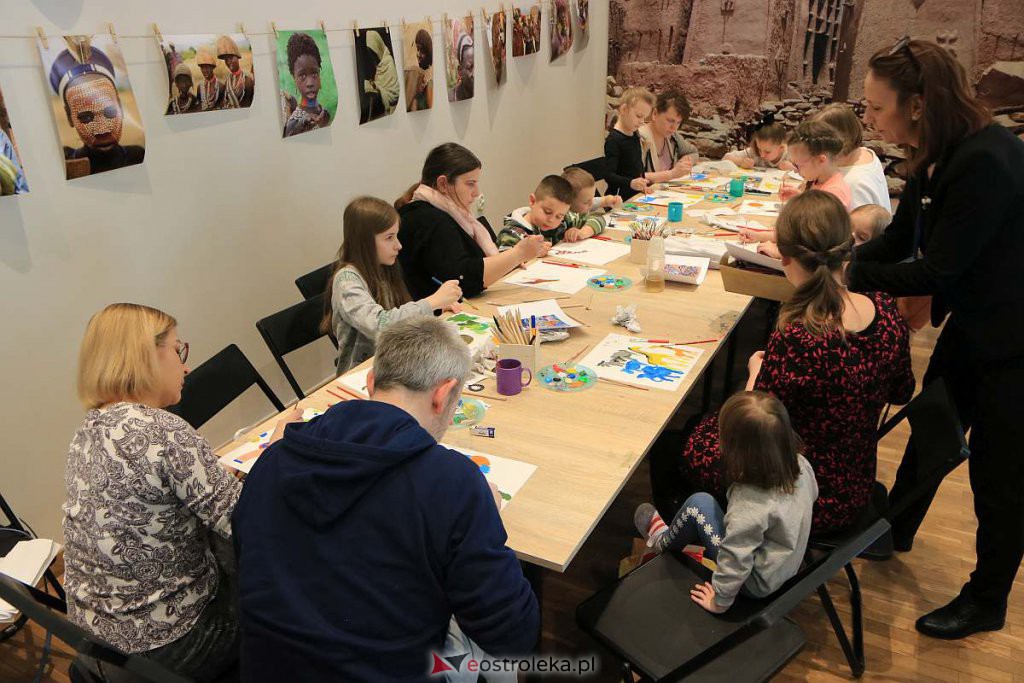 Obrazy w stylu Tingatinga na muzealnych warsztatach [20.03.2022] - zdjęcie #1 - eOstroleka.pl