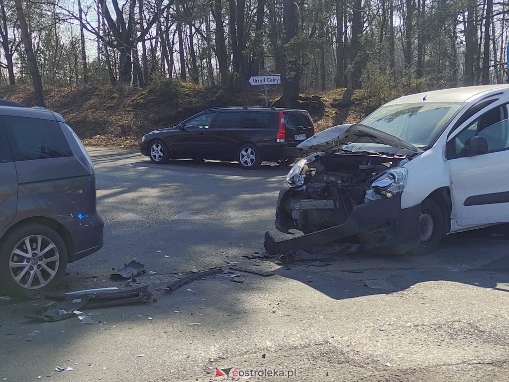 Wypadek na skrzyżowaniu ławskiej i Przemysłowej [21.03.2022] - zdjęcie #10 - eOstroleka.pl