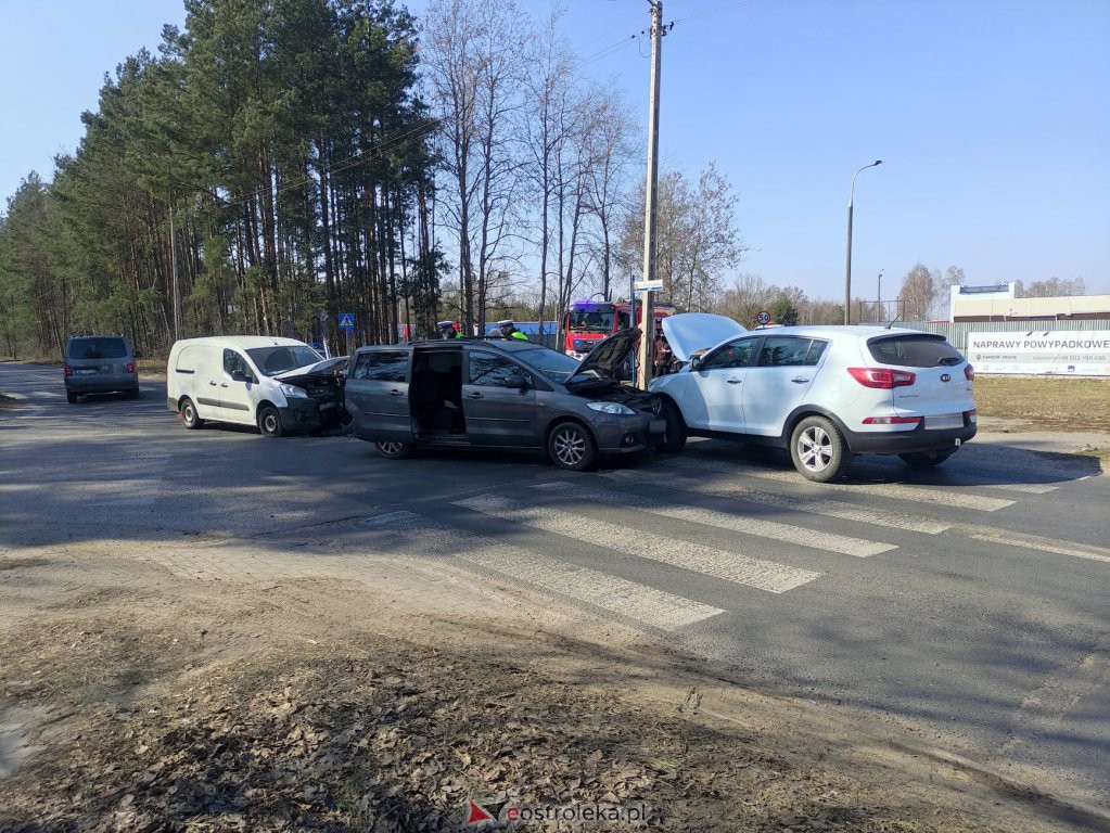 Wypadek na skrzyżowaniu ławskiej i Przemysłowej [21.03.2022] - zdjęcie #9 - eOstroleka.pl