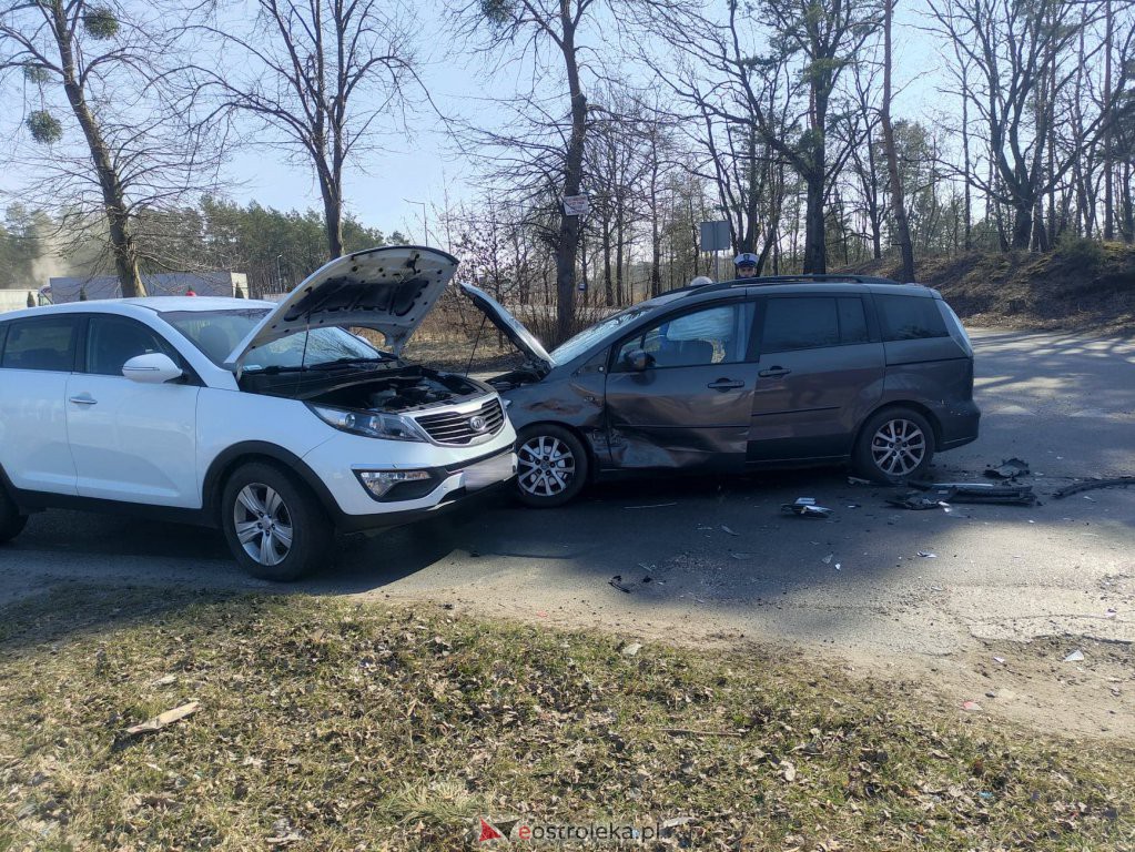 Wypadek na skrzyżowaniu ławskiej i Przemysłowej [21.03.2022] - zdjęcie #7 - eOstroleka.pl