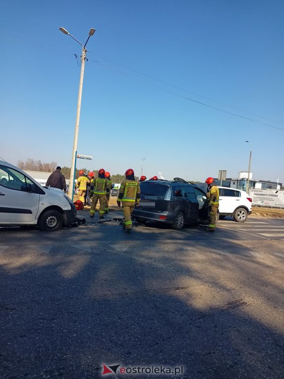 Wypadek na skrzyżowaniu ławskiej i Przemysłowej [21.03.2022] - zdjęcie #6 - eOstroleka.pl