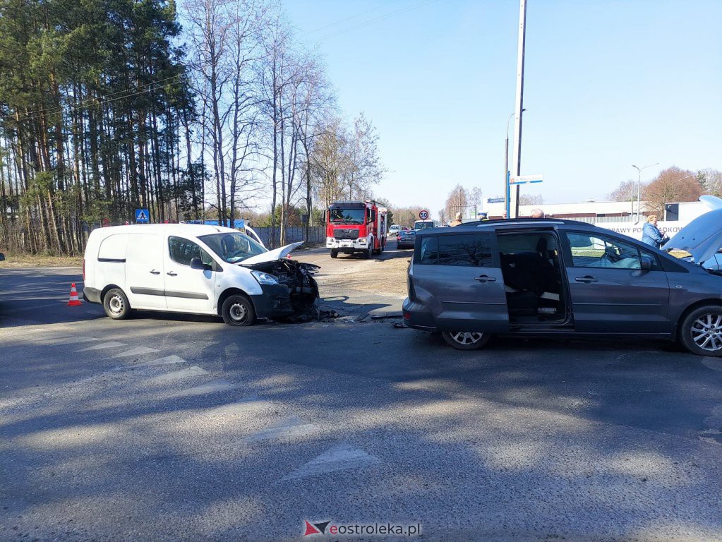 Wypadek na skrzyżowaniu ławskiej i Przemysłowej [21.03.2022] - zdjęcie #5 - eOstroleka.pl