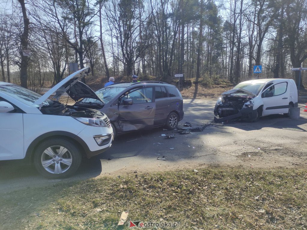 Wypadek na skrzyżowaniu ławskiej i Przemysłowej [21.03.2022] - zdjęcie #4 - eOstroleka.pl