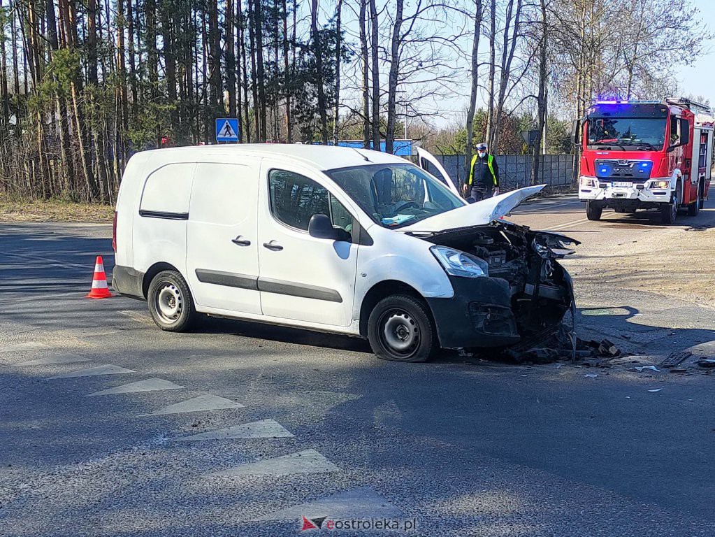 Wypadek na skrzyżowaniu ławskiej i Przemysłowej [21.03.2022] - zdjęcie #3 - eOstroleka.pl