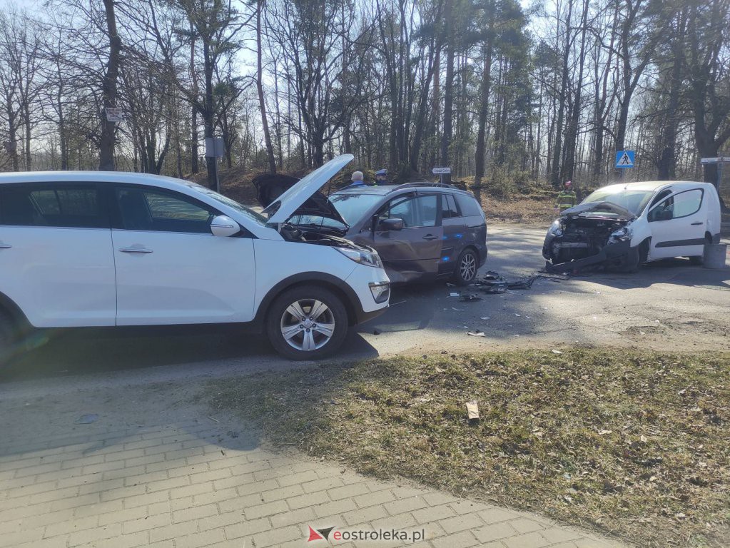 Wypadek na skrzyżowaniu ławskiej i Przemysłowej [21.03.2022] - zdjęcie #2 - eOstroleka.pl