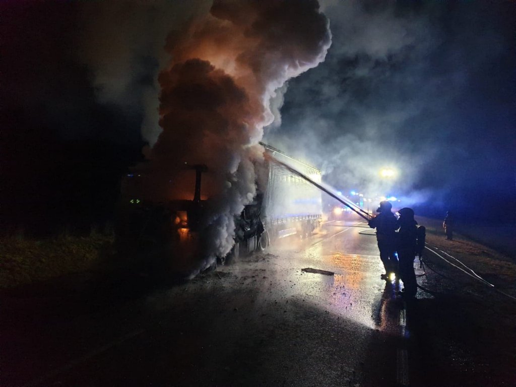 Spłonęła ciężarówka z makulaturą [21.03.2022] - zdjęcie #3 - eOstroleka.pl