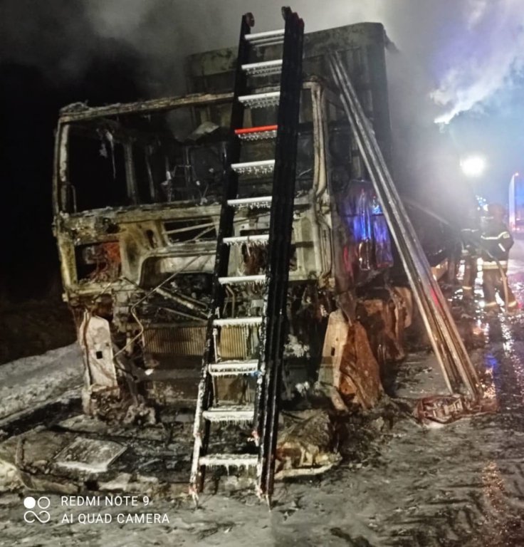 Spłonęła ciężarówka z makulaturą [21.03.2022] - zdjęcie #2 - eOstroleka.pl
