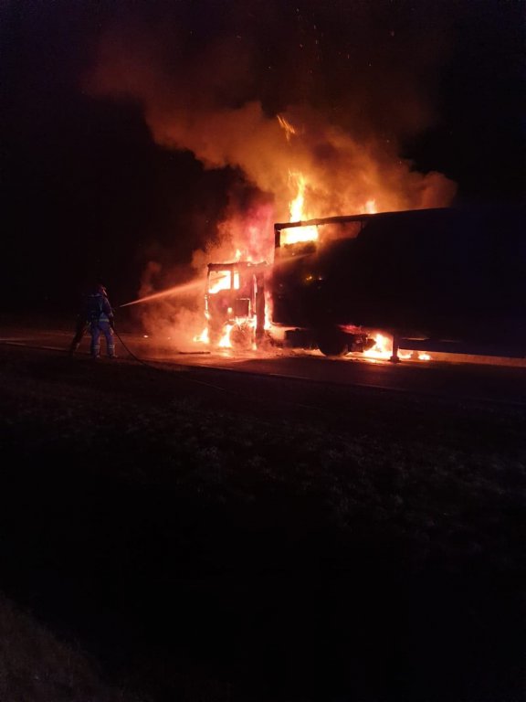 Spłonęła ciężarówka z makulaturą [21.03.2022] - zdjęcie #1 - eOstroleka.pl