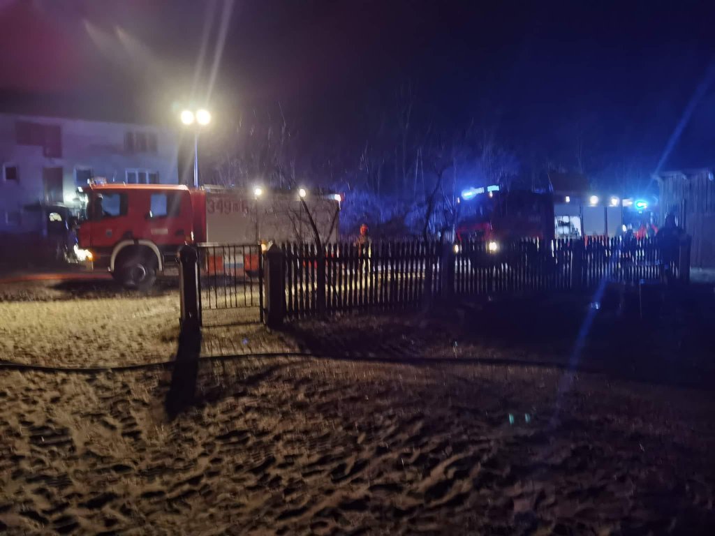 Pożar w Charcibałdzie. Straty oszacowano na około 100 tysięcy złotych - zdjęcie #1 - eOstroleka.pl