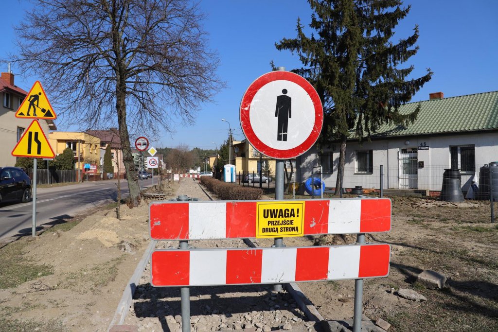 Przy Podchorążych wymieniają chodniki [22.03.2022] - zdjęcie #10 - eOstroleka.pl