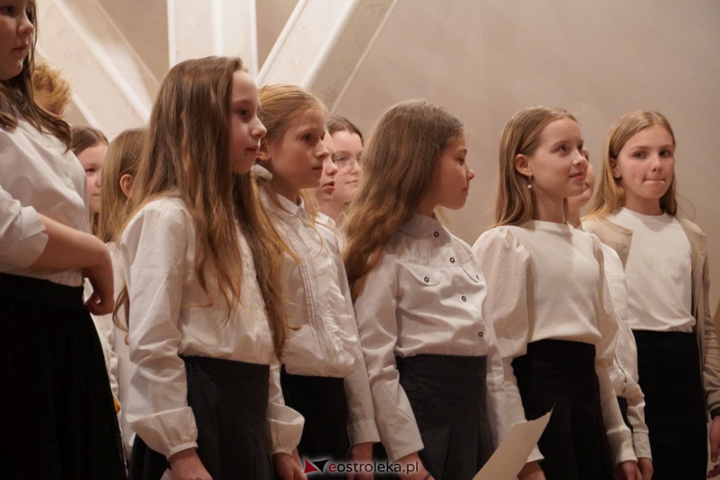 Koncert charytatywny Muzyczna dla Ukrainy - zdjęcie #35 - eOstroleka.pl