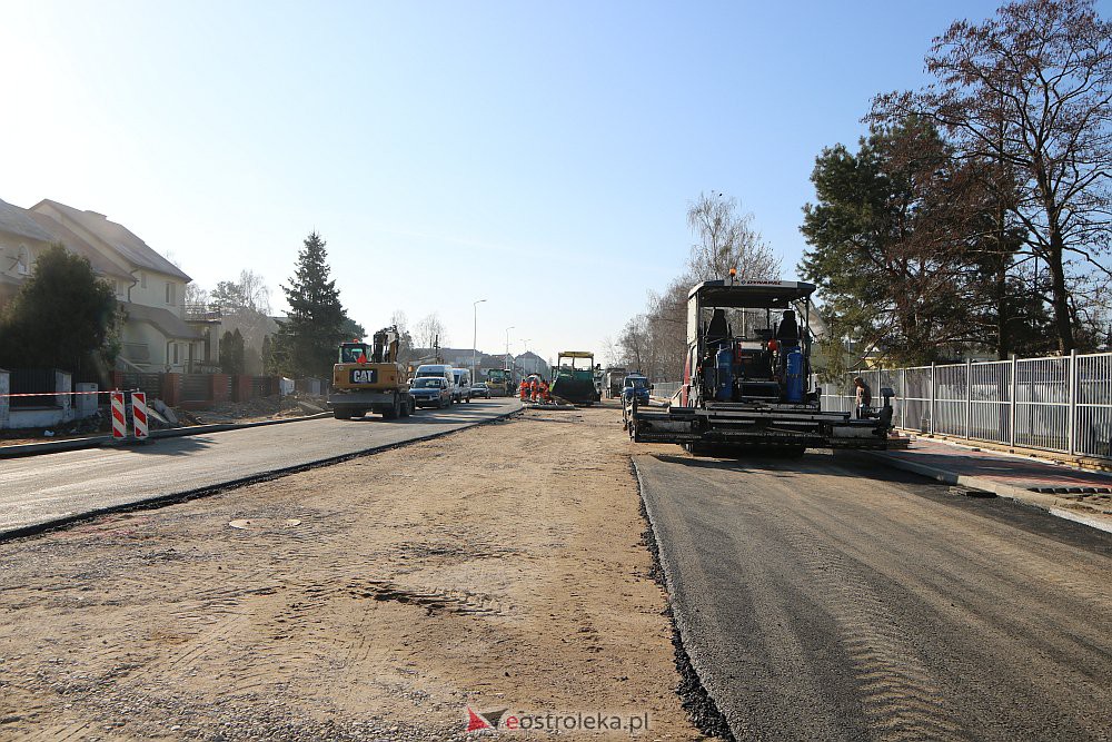 Na Goworowskiej kładą asfalt [25.03.2022] - zdjęcie #1 - eOstroleka.pl
