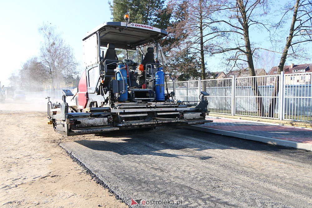 Na Goworowskiej kładą asfalt [25.03.2022] - zdjęcie #2 - eOstroleka.pl