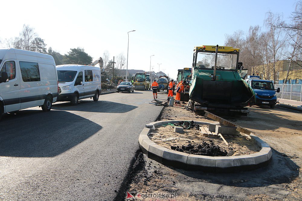 Na Goworowskiej kładą asfalt [25.03.2022] - zdjęcie #5 - eOstroleka.pl