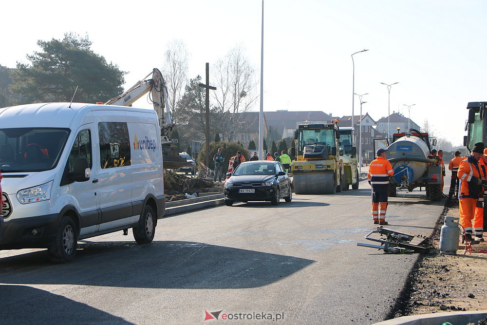 Na Goworowskiej kładą asfalt [25.03.2022] - zdjęcie #6 - eOstroleka.pl