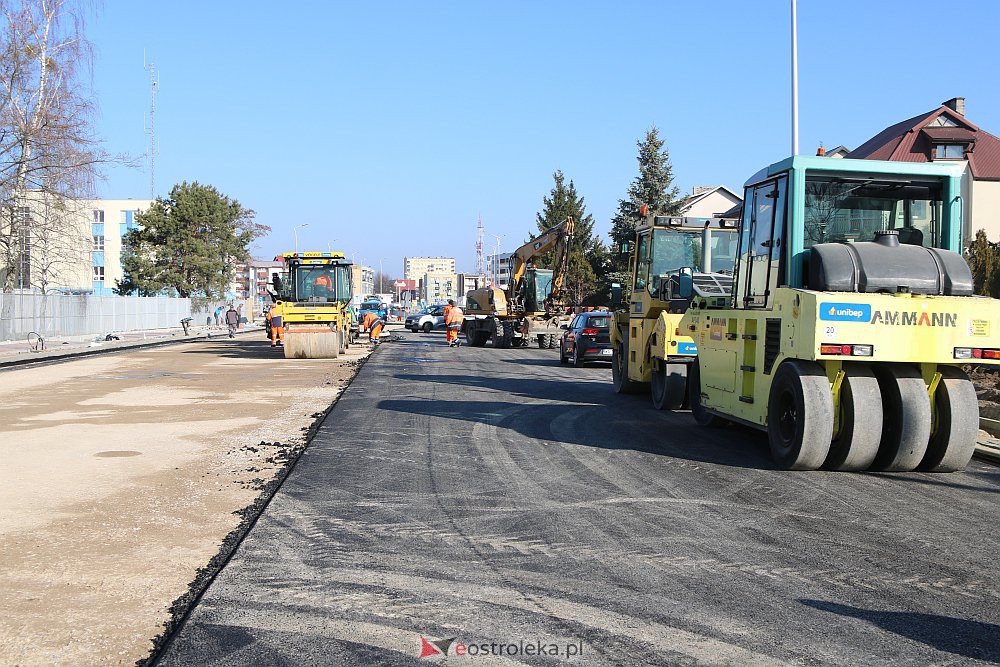 Na Goworowskiej kładą asfalt [25.03.2022] - zdjęcie #47 - eOstroleka.pl