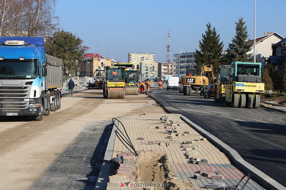 Na Goworowskiej kładą asfalt [25.03.2022] - zdjęcie #11 - eOstroleka.pl