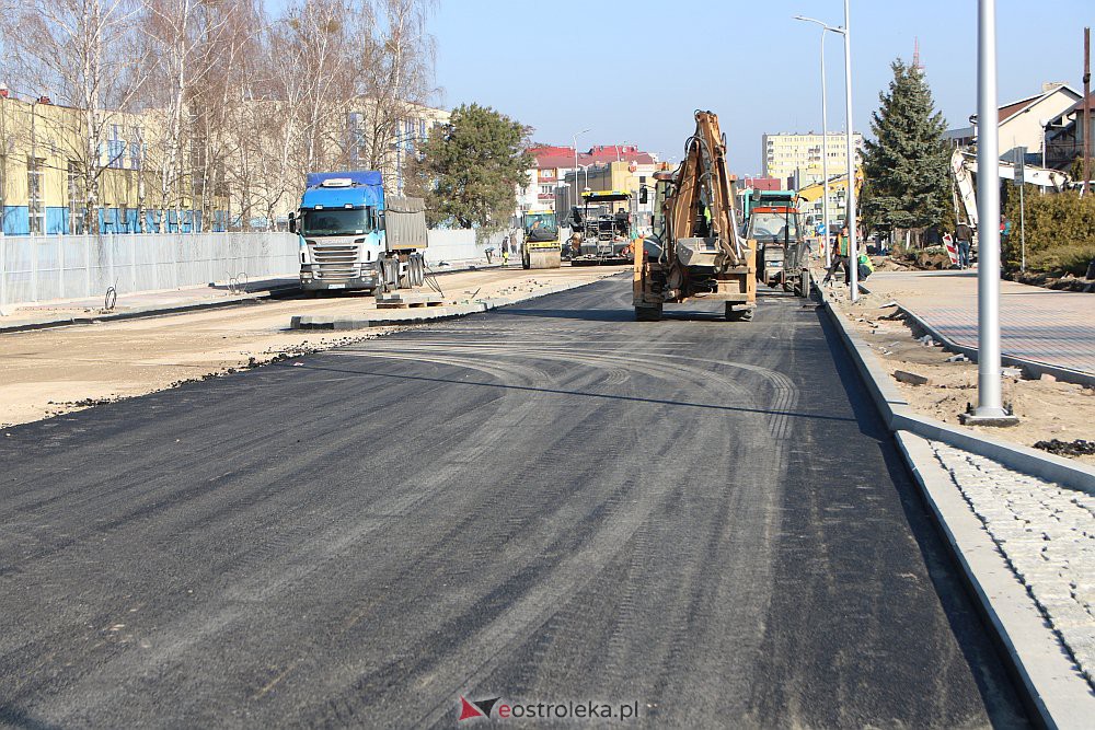 Na Goworowskiej kładą asfalt [25.03.2022] - zdjęcie #15 - eOstroleka.pl