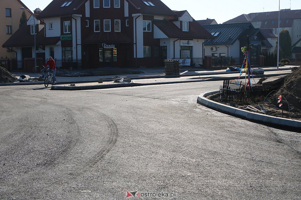 Na Goworowskiej kładą asfalt [25.03.2022] - zdjęcie #15 - eOstroleka.pl