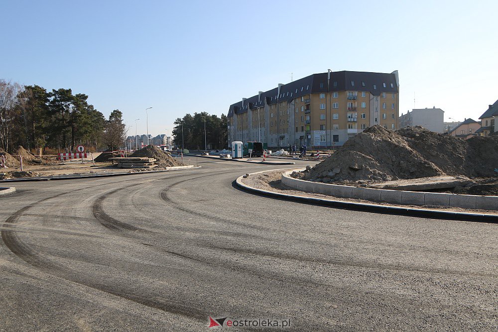 Na Goworowskiej kładą asfalt [25.03.2022] - zdjęcie #13 - eOstroleka.pl