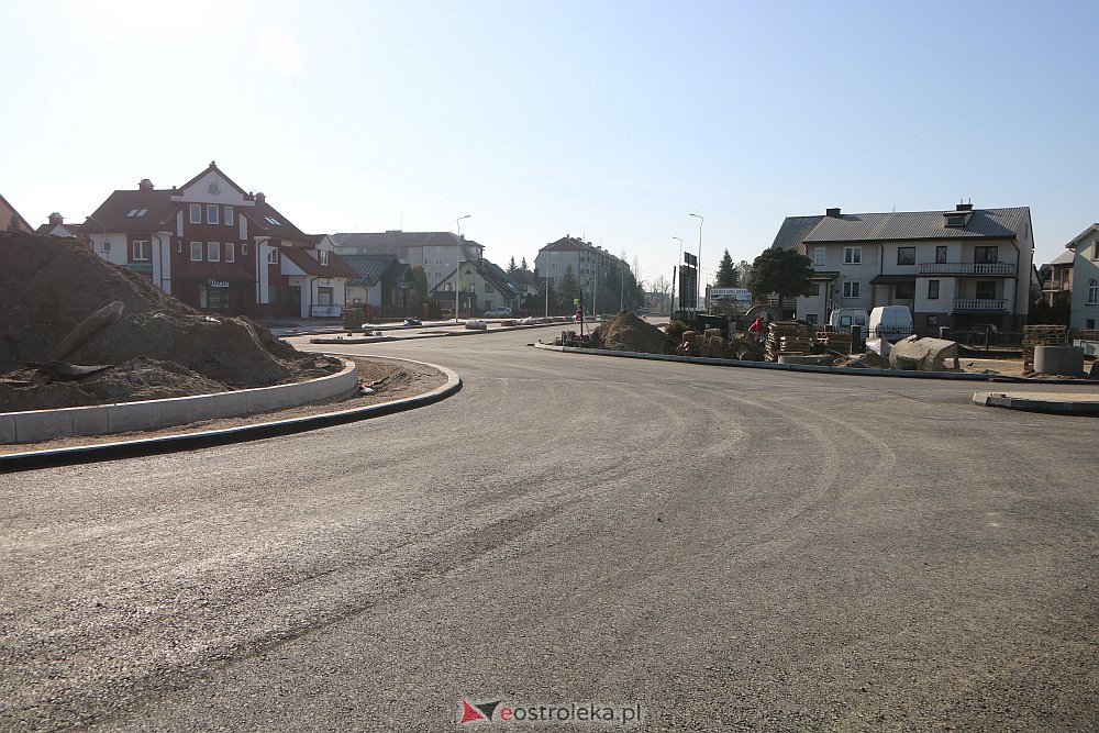 Na Goworowskiej kładą asfalt [25.03.2022] - zdjęcie #12 - eOstroleka.pl